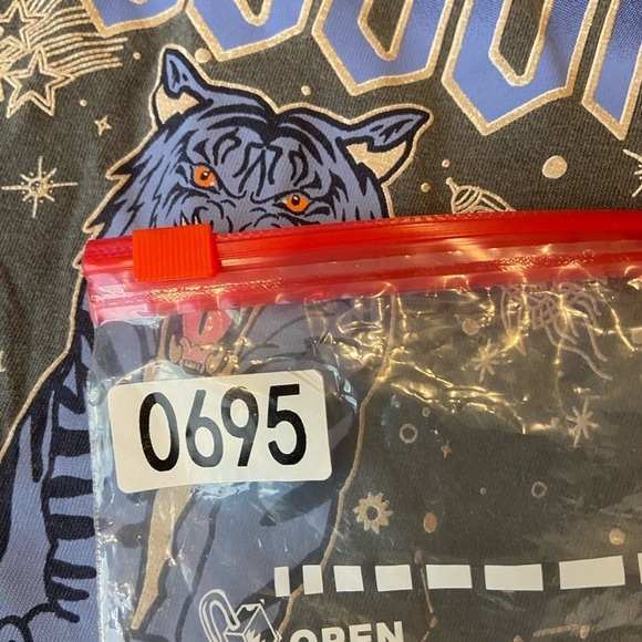 Womens graphic t shirt size medium - Picture 5 of 6